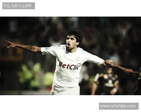 高清绿茵场上奔跑的足球巨星震撼壁纸精选大全